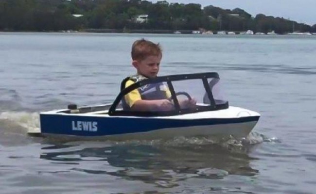 Video: Mini-speedboat for Christmas … best kids gift ever? - YBW